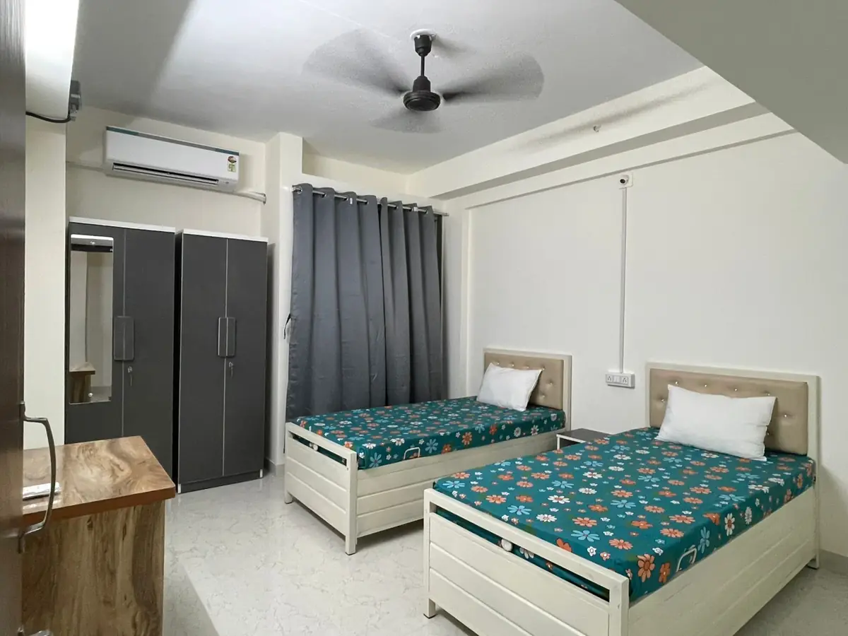 Spacious bedroom PG near Powai Lake